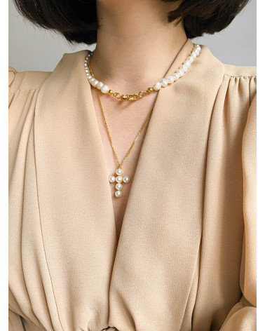 Srebrny naszyjnik z krzyżem zdobionym perłami